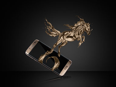 Samsung Galaxy S7, color oro con il cavallo creato dagli spruzzi di pittura d’oro, che salta fuori dallo schermo.